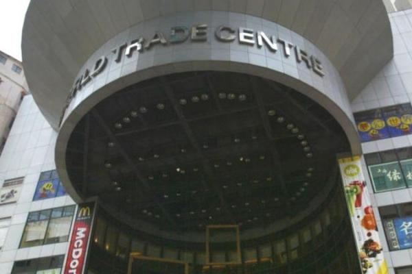 Lebih dari 100 orang terjebak di atap gedung World Trade Center Hong Kong, akibat kebakaran. Kebaran yang terjadi pada Rabu (15/12) itu memicu tanggap darurat besar-besaran.