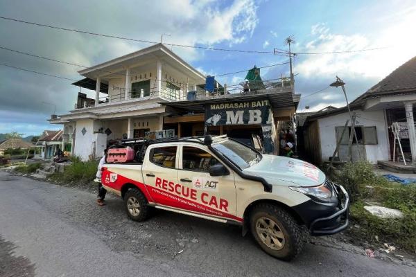 Diimbau agar tidak ada aktivitas dalam radius delapan kilometer dari puncak dan sektoral arah tenggara sejauh 19 kilometer dari puncak.