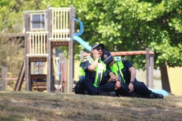 Polisi mengatakan siswa korban kecelakaan jatuh dari ketinggian sekitar 10 meter. Dua anak laki-laki dan dua anak perempuan sekira 10-12 tahun meninggal dunia di lokasi kejadian.