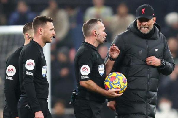 Pengadil lapangan itu membuat Klopp berang atas keputusannya tidak mengeluarkan Harry Kane setelah melakukan pelanggaran keras. Tierney juga hanya memberikan kartu kuning pada Andy Robertson, dan membatalkan banding penalti Diogo Jota.