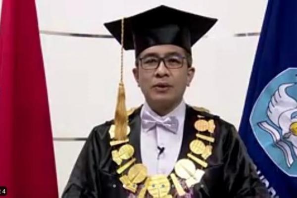 77 pekerja migran Indonesia (PMI) di Taiwan lulus dari Universitas Terbuka (UT). Prosesi wisuda dilakukan secara hibrida atau bauran pada Sabtu (18/12) kemarin.