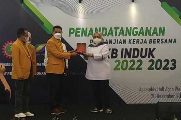 Dirjen Putri mengatakan, Kementerian Ketenagakerjaan menyambut baik penandatanganan PKB ini dan berharap dapat menjadi komitmen bersama untuk mewujudkan kemitraan yang baik antara PTPN III dan FSPBUN.