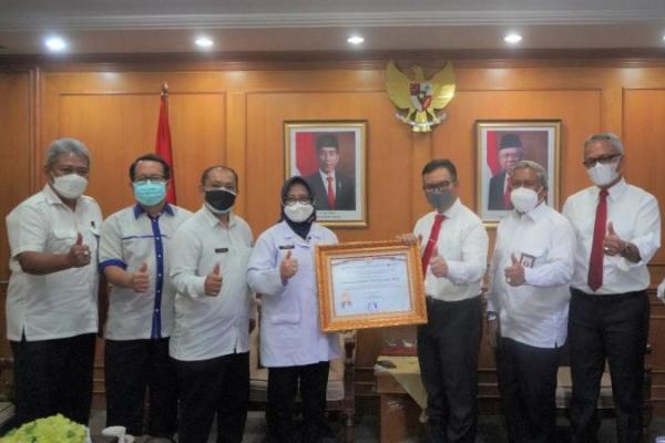 Perwakilan BKKBN Provinsi Jawa Timur meraih predikat WBBM, sedangkan Kantor Perwakilan BKKBN Provinsi Jawa Tengah dan Direktorat Pelaporan dan Statistik, meraih predikat WBK 2021.