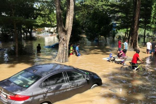 Sedikitnya delapan orang tewas dalam banjir yang melanda Malaysia, di saat pemerintah menghadapi kritik dari masyarakat dan anggota parlemen oposisi atas buruknya upaya evakuasi.