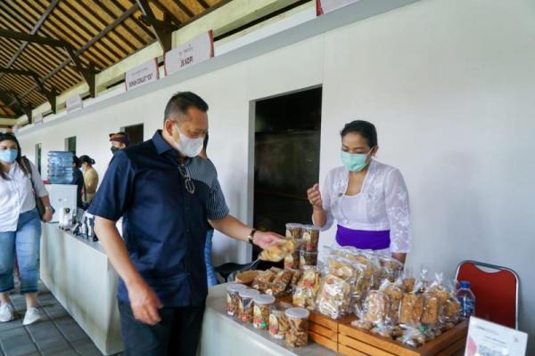 Pameran Bali Bangkit V diselenggarakan Dewan Kerajinan Nasional Daerah Provinsi Bali, dengan tujuan memberikan kesempatan kepada pelaku usaha UMKM Bali mempromosikan berbagai produk unggulannya.