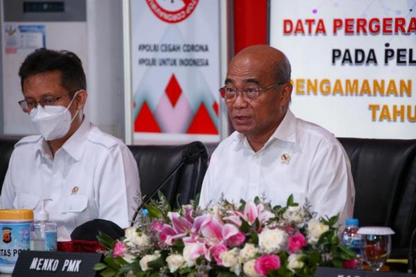 Menteri Koordinator Bidang Pembangunan Manusia dan Kebudayaan (MENKO PMK) Muhadjir Effendy mengecek kesiapan Operasi Lilin 2021 dalam menghadapi Libur Natal 2020 dan Tahun Baru 2021 (Nataru), di Pelabuhan Merak, Kota Cilegon pada Rabu (22/12).