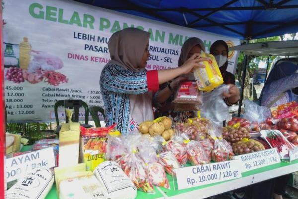 Pasar Mitra Tani yang ada di pusat, provinsi dan kabupaten/kota saat ini terus menggelar pangan murah, agar masyarakat terutama yang merayakan natal dan tahun baru dapat melaksanakannya dengan nyaman.