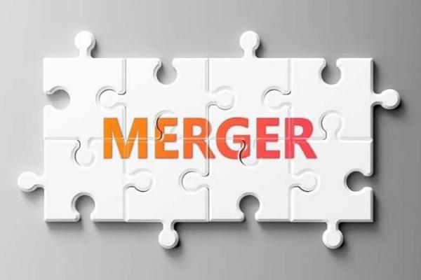 Merger juga dapat membawa efek positif berupa persaingan usaha yang makin sehat dan efisiensi operasional sehingga menguntungkan konsumen secara luas seperti dalam penyediaan biaya internet yang lebih terjangkau.