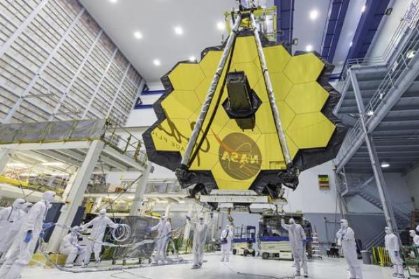 Teleskop Luar Angkasa James Webb NASA membubung dari Guyana Prancis di pantai timur laut Amerika Selatan, mengendarai roket Ariane Eropa ke langit pagi hari Sabtu.