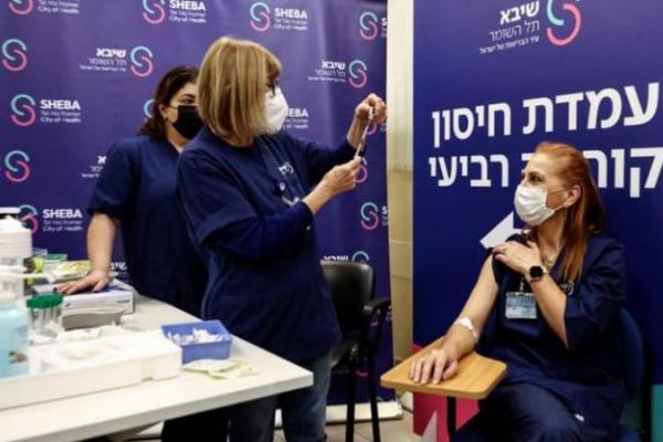 Pusat Medis Sheba Israel memberikan suntikan booster kedua dalam uji coba di antara stafnya dan sedang mempelajari efek booster Pfizer pada 154 orang setelah dua minggu dan booster Moderna pada 120 orang setelah satu minggu.