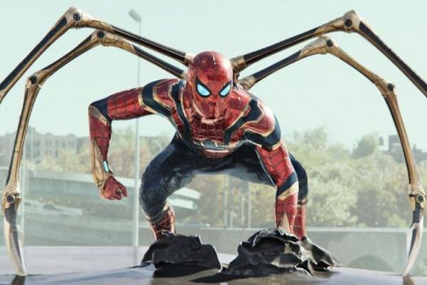 Spider-Man: No Way Home menjadi film era pandemi pertama yang menghasilkan lebih dari US$1 miliar (Rp14 triliun) di box office global. Film besutan Jon Watts ini juga meraih gelar film terlaris tahun 2021.