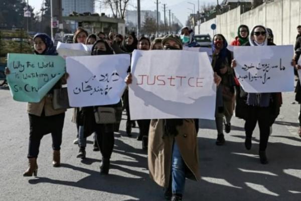 Sekitar 30 wanita berkumpul di dekat sebuah masjid di pusat Kabul dan berbaris beberapa ratus meter meneriakkan keadilan, keadilan sebelum mereka dihentikan oleh pasukan Taliban.