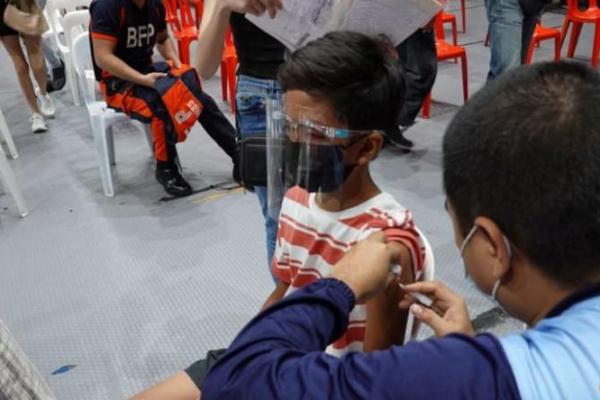 Laporan terbaru yang dirilis Kementerian Kesehatan (Kemenkes) pada Kamis (14/4/2022), vaksinasi Covid-19 dosis dosis lengkap di Indonesia telah mencapai 162,2 juta suntikan atau tepatnya 162.204.973 dosis.