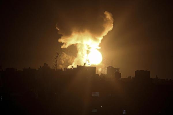 Video yang direkam di Khan Younis, Jalur Gaza selatan, menunjukkan tiga ledakan besar dan jet tempur terdengar terbang di atas kepala.