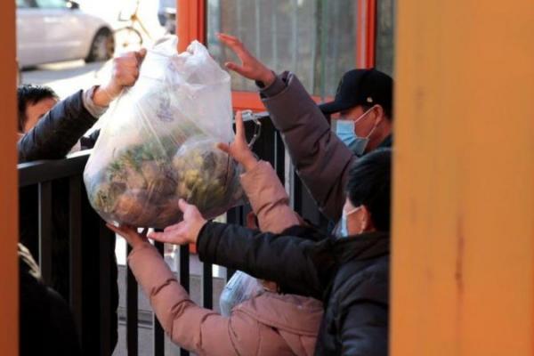 Krisis makanan terjadi di Kota Xi`an, China. Sejumlah warga yang menjalani karantina, terpaksa menukar berbagai macam barang dengan bahan makanan, di tengah kekhawatiran kekurangan pasokan makanan.