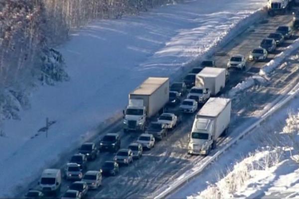 Badai salju membuat jalan raya utama di selatan ibu kota negara itu tidak dapat dilalui, membuatnya dan ribuan pengendara lainnya terdampar, tanpa makanan dan air dalam cuaca dingin yang membeku.