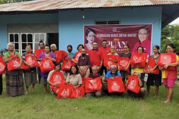 Anggota DPR dari Fraksi PDI Perjuangan, Herman Herry menyalurkan bantuan ribuan paket beras dari Ketua DPR RI Puan Maharani kepada masyarakat Nusa Tenggara Timur (NTT).
