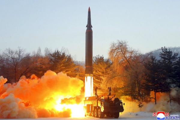 Korea Utara menembakkan tiga rudal balisti