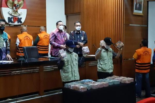 Uang itu telah disita dan menjadi barang bukti kasus dugaan suap pengadaan barang dan jasa serta lelang jabatan di Pemerintahan Kota Bekasi yang menjerat Rahmat dan delapan orang lainnya.
