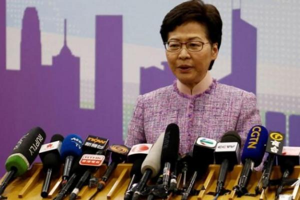 Para pejabat, bersama dengan 19 anggota dewan legislatif baru Hong Kong semuanya sejauh ini dinyatakan negatif dan tamu-tamu lainnya dikirim ke fasilitas karantina minggu ini ketika pihak berwenang berjuang menahan munculnya gelombang kasus baru.