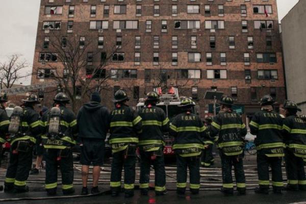 19 orang dinyatakan tewas termasuk di antaranya anak-anak, dalam peristiwa kebakaran yang melahap gedung apartemen di New York, Amerika Serikat (AS) pada Minggu pagi (Minggu malam waktu setempat).