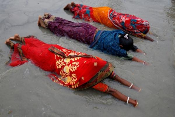 Hampir satu juta umat Hindu diperkirakan akan berkumpul di tepi Sungai Gangga pada Jumat dan Sabtu akhir pekan ini, untuk ritual mandi suci. Padahal kasus Covid-19 di negara itu sedang meningkat.