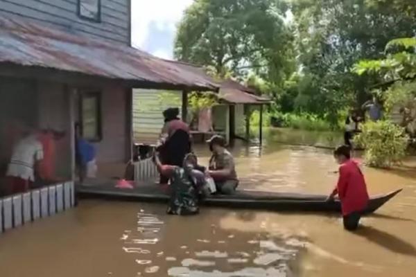 Menerobos banjir untuk mendistribusikan bantuan