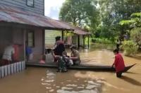 Banjir Kiriman Malaysia Menerjang Kaltara, Risma dan Deddy Yevri Terjun Bantu Warga