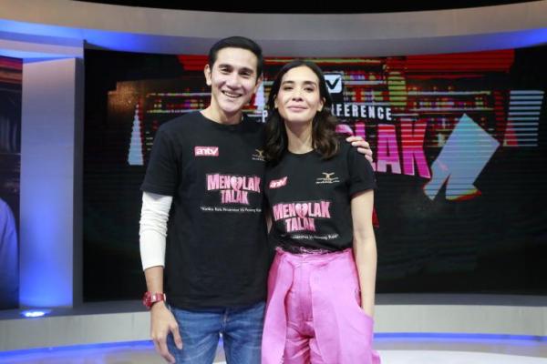 Vino Bastian dan istrinya Marsha Timothy beradu akting di sinetron Menolak Talak ANTV yang tayang mulai sore ini. Seperti apa?