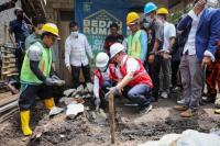 Gus Muhaimin Bedah Rumah Sukria yang Bekas Kandang Kambing
