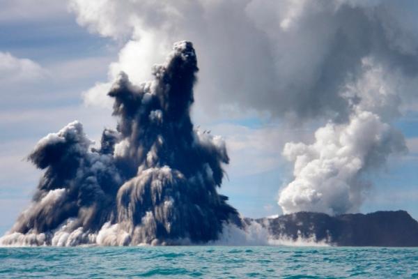 Kabel bawah laut utama yang hancur dalam letusan gunung berapi di Tonga, setidaknya membutuhkan waktu empat minggu ke depan untuk diperbaiki.