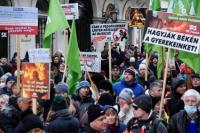 Ribuan Orang Protes Wajib Vaksin Hongaria