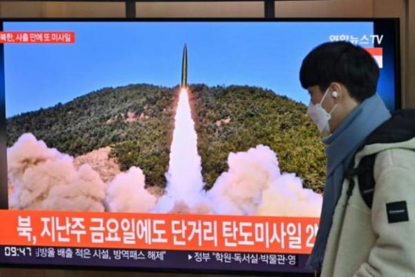 Korea Utara tembakkan rudal jelajah saat AS dan Korea Selatan bersiap latihan gabungan. 