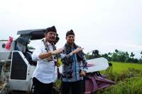Mentan Syahrul Bersama Perwakilan FAO Panen Padi di Karawang