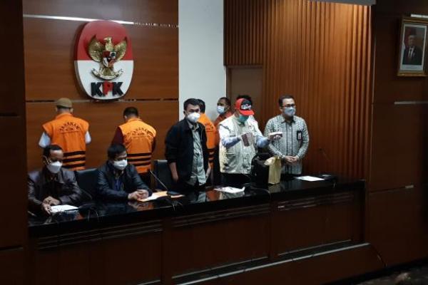 Itong diduga menerima uang Rp140 juta terkait pengurusan perkara di Pengadilan Negeri Surabaya.