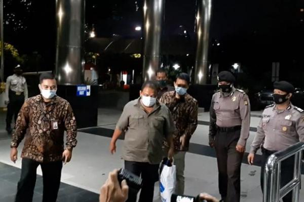 Terbit dengan mengenakan baju berwarna coklat gelap telah tiba di Gedung Merah Putih KPK Jakarta pada pukul 23.54 WIB, Rabu (19/1).