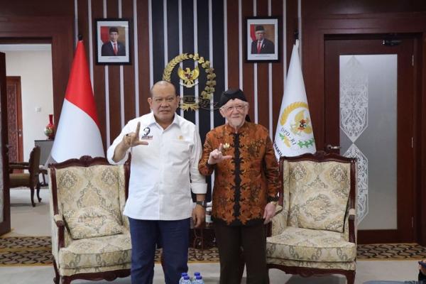 Raja Sumedang Larang, Paduka Yang Mulia HRI Lukman Soemadisoeria, menemui Ketua DPD RI, AA LaNyalla Mahmud Mattalitti, di Kantor DPD RI Gedung Nusantara, Jakarta, Jumat (21/1).
