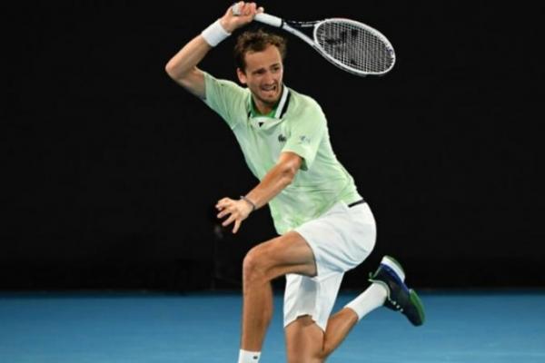 Pemenang 2021 Djokovic yang absen tidak bisa kehilangan status nomor satu dunianya dua minggu ini, bahkan jika peringkat kedua Medvedev terus memenangkan Australia Terbuka.