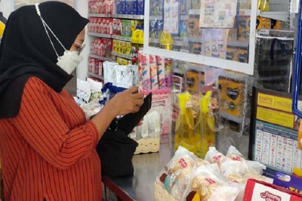 Yayasan Lembaga Konsumen Indonesia (YLKI) menyalahkan kebijakan pemerintah, atas fenomena `panic buying` minyak goreng di tengah masyarakat akhir-akhir ini.