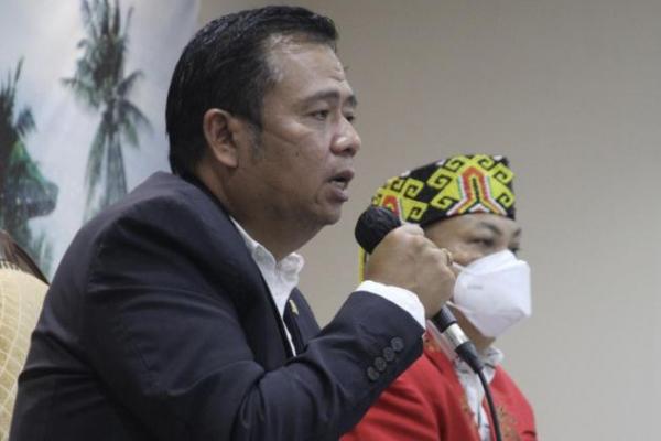 Anggota DPR RI Fraksi PDI Perjuangan dapil Kalimantan Barat Lasarus dan Sekjen Majelis Adat Dayak Nasional (MADN) Yakobus Kumis meminta aparat penegak hukum menindak tegas Edy Mulyadi yang menyebar pernyataan melecehkan Kalimantan.