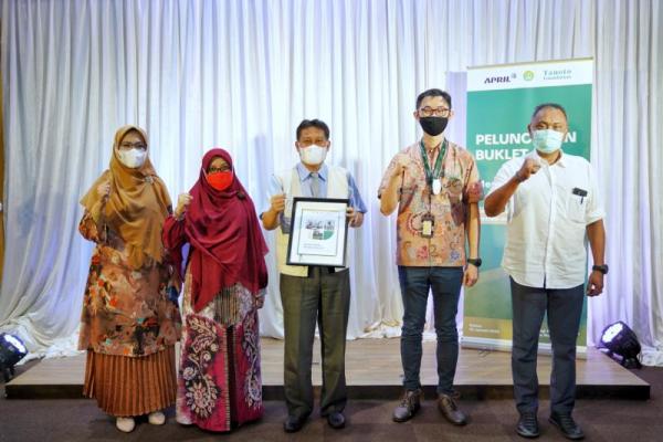 Sebanyak 46 lulusan Program Studi Teknologi Pulp dan Kertas Universitas Riau (UNRI), berhasil terserap oleh industri. Ini adalah lulusan perdana Prodi Teknologi Pulp dan Kertas, yang dibangun berkat kerja sama antara UNRI, Tanoto Foundation dan PT Riau Andalan Pulp and Paper pada 2018.