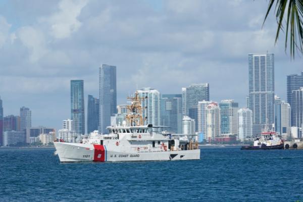 Tim penyelamat dari Penjaga Pantai Amerika Serikat (AS) melanjutkan pencarian di perairan lepas pantai Atlantik Florida, pasca 39 orang akibat kapal penyelundupan manusia terbalik.