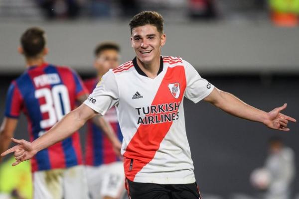 Manchester City berhasil mendatangkan talenta muda dari Divisi Primera Division Argentina, Julian Alvarez, yang saat ini bermain untuk River Plate.