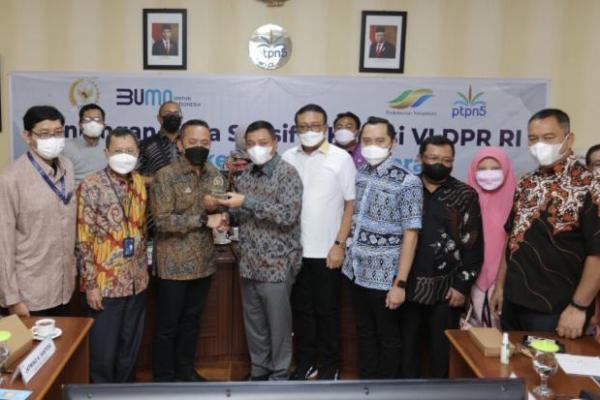 Anggota Komisi VI DPR RI, Edhie Baskoro Yudhoyono alias Ibas meminta PTPN V sebagai payung besar sawit harus mampu menjadi jangkar stabilitas komoditas kebutuhan pokok yang dibutuhkan rakyat.