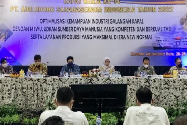 Penurunan omzet akibat pandemi COVID-19 tersebut disebabkan oleh banyaknya perusahaan pelayaran yang melakukan efisiensi akibat banyaknya kapal yang tidak berlayar secara terus-menerus.