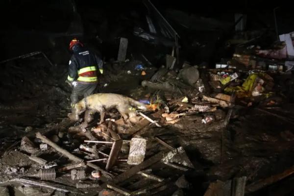 Bencana banjir bandang yang memicu tanah longsor di ibu kota Ekuador telah menewaskan sedikitnya 11 orang. Demikian keterangan pemerintah di Quito pada Selasa (1/2).