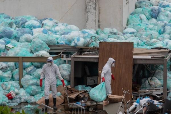 Badan Kesehatan Dunia (WHO) memperingatkan bahwa tumpukan limbah medis yang muncul di tengah penanganan pandemi Covid-19, menimbulkan ancaman bagi kesehatan manusia dan lingkungan.