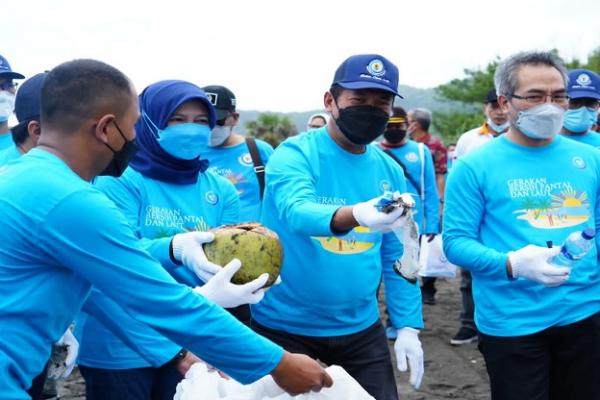 Membuang sampah di laut bertentangan dengan amanah Perpres Nomor 83 Tahun 2018 tentang Penanganan Sampah Laut.