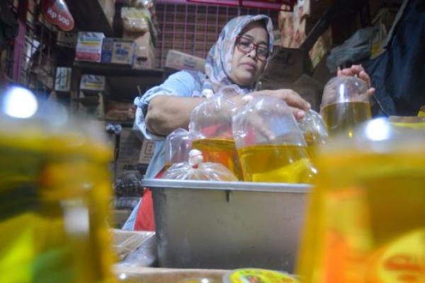 Sebanyak 300 ton minyak goreng curah dan 800 ton gula mulai didistribusikan ke pasar - pasar tradisional dan UMKM di Kupang