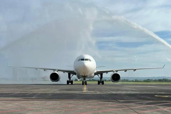 Pada penerbangan perdana rute Narita - Denpasar tersebut, Garuda turut mengangkut komoditas kargo dari Jepang sebesar 30 ton yang terdiri dari sparepart konstruksi, otomotif, hingga barang elektronik.